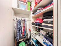 Eteiskäytävällä on myös vaatehuone.