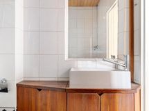 Tilaustyönä tehty kaapisto.