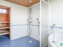 Saunaosastolla 2 suihkua, jacuzzi ja erilliswc