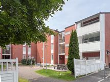 Omalla tontillaan sijaitsevaa yhtiötä on pidetty kunnossa säännöllisin korjauksin.