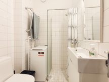 Kylpyhuoneessa on paikka pesukoneelle.