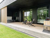 Takapihan terassi kesällä