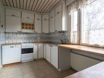 Isomman asunnon keittiö