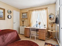 Yläkerran makuuhuone, josta näkymä etupihalle