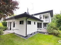 Julkisivi pihalle päin