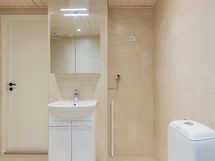 Kylpyhuoneessa hyvin tilaa pesukoneelle.