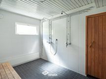 yhtiön saunatilojen pesuhuone
