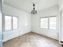 Alakerran ensimmäinen isompi makuuhuone