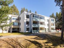 Julkisivu etupihalta