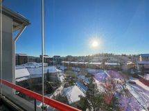 Parvekkeelta avautuu avarat ja rauhalliset näkymät.