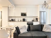 Olohuoneen yhteydessä on siisti avokeittiö.