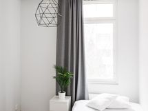 Oikean puoleinen makuuhuone olohuoneen vieressä