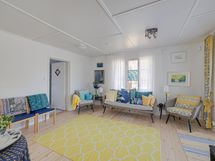 Tästä huoneesta kulku myös kylpyhuoneeseen/ Ingång till badrummet från detta rum