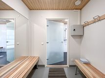 Asukkaiden käytössä on hienot saunatilat kerhohuoneineen.