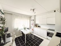 Keittiön edustalle mahtuu ruokailuryhmä.