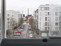 Olohuoneen ikkunoista urbaani kaupunkinäkymä aina Ruoholahden kanavalle asti.