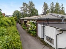 Pää1tyasunto A kauimpana autotalleista.