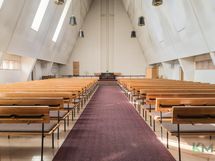 Kaunis ja valoisa kirkkosali