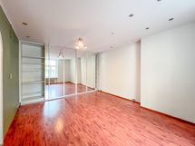 Säilytystilaa on runsaasti koko seinä levyisessä kaapistossa. Osa liukuovista ei toimi kunnolla.