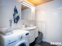 Kylpyhuoneessa pesukoneliitäntä