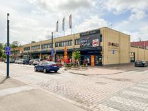 Keskustan monipuolisiin palveluihin ja torille on matkaa vain n. 2,5km.
