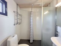 Kylpyhuone on uusittu ja siellä on tilaa pesutornillekin.