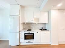 Avokeittiö on ajanmukaisesti varustettu.