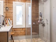 Asuinkerroksen kylpyhuone/wc