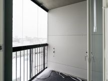 Parveke. Kuva asunnosta A56, jossa vastaava pohjaratkaisu, näkymä ja materiaalit voivat poiketa.