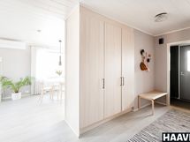 Eteistilasta kulku olohuoneeseen ja keittiöön