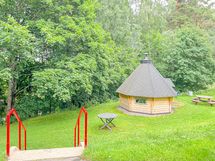 Taloyhtiön pihalla on grillikota.
