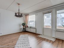 Olohuone taustalla parveke.