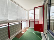 Tilava, lasitettu parveke sisäpihanäkymillä.