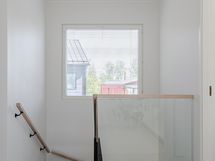 Hoviportaiden mustat Spica Design portaat.