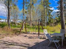 Taloyhtiön pihaa.