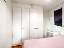 Makuuhuoneissa on hyvin säilytystilaa.