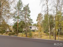 Parvekenäkymä avautuu taloyhtiön mäntyjen reunustamalle piha-alueelle lounaaseen.