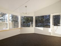 Viileä lasiveranta.