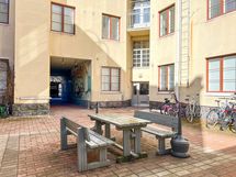 Taloyhtiön sisäpihaa.