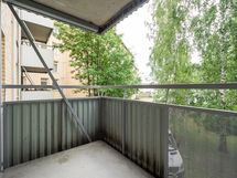 Tilava parveke sisäpihan puolelle