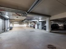 Autohalliin pääsee sisäkautta suoraan hissillä.