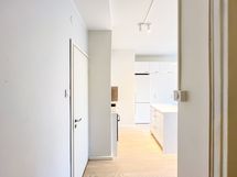 Eteisestä näkymä avokeittiön suuntaan.