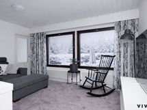 Tilava olohuone josta käynti takapihalle