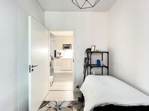 Makuuhuoneissa on hyvin säilytystilaa kaapistojen muodossa.