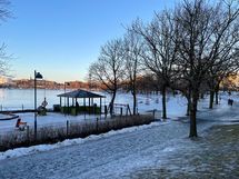 Merellinen ympäristö houkuttelee ulkoiluun, jonka jälkeen ihana istahtaa viihtyisiin kahviloihin.