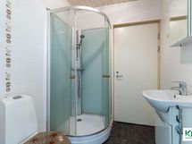 Pienemmän asunnon wc/ph ja ovi saunaan.