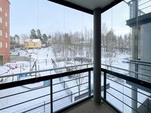 Lasitettu parveke sekä kodin ikkunat ovat itään päin.