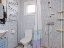 Ikkunallinen kylpyhuone. Kylpyhuoneessa wc-istuin.