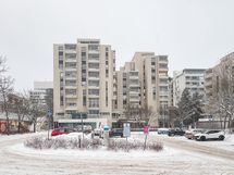 Taloyhtiö sijaitsee omalla tontillaan aivan Tapiolan palvelujen ja liikenneyhteyksien vieressä.