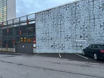 Myytävänä sähköpistokkeella oleva kuvassa oikeanpuoleisin vapaa autopaikka nro 5.